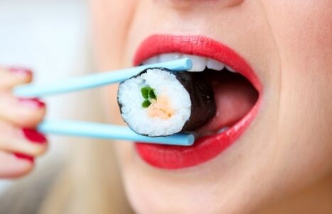 เมนูอาหารญี่ปุ่นขาดซูชิที่แปลกใหม่ ผลิตภัณฑ์ทั้งหมดเรียบง่ายและคุ้นเคย